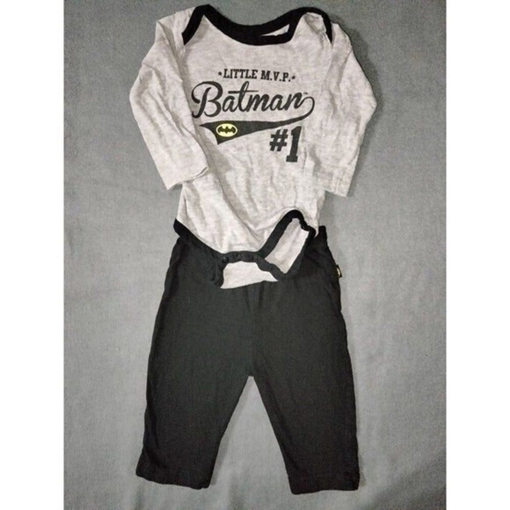Boys 2 pc Batman bodysuit‎ and pants pajamas size 6-9 months
